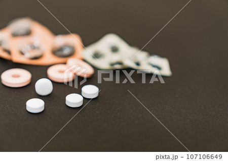 オーバードーズ とは 風邪薬 などを 用量 を超えて 大量摂取 すること 107106649