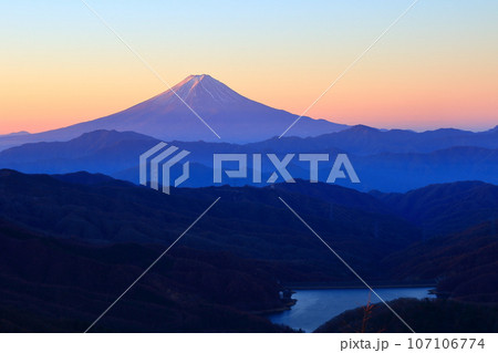 大菩薩峠の稜線から見る富士山の夜明け 大菩薩峠の稜線から見る富士山の夜明け 107106774