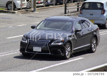セダン車　道路走行 107106789