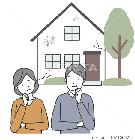 古くなった家のまえで悩む中高年の男性と女性 古くなった家のまえで悩む中高年の男性と女性 107106820
