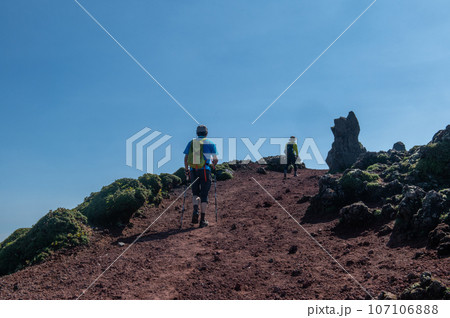 天孫降臨の地 高千穂峰登山 天孫降臨の地 高千穂峰登山 107106888