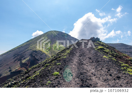天孫降臨の地 高千穂峰登山 天孫降臨の地 高千穂峰登山 107106932