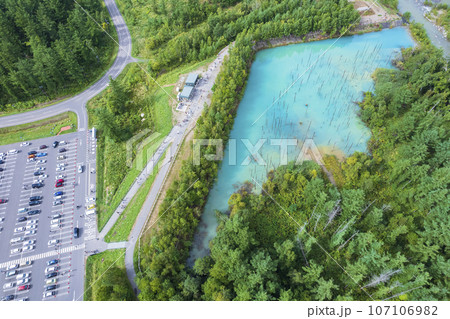 北海道 美瑛の「白金青い池」を空撮 北海道 美瑛の「白金青い池」を空撮 107106982