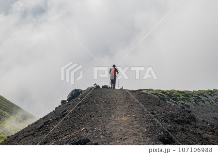 天孫降臨の地 高千穂峰登山 天孫降臨の地 高千穂峰登山 107106988