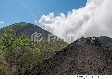 天孫降臨の地 高千穂峰登山 天孫降臨の地 高千穂峰登山 107106998