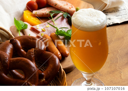 グラスに注がれたビール 107107016