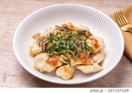 鶏むねの梅しそ和え 鶏むねの梅しそ和え 107107189