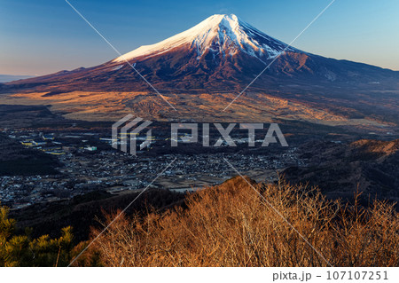杓子山山頂から見る朝の富士山 107107251