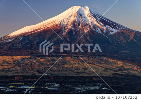杓子山から見る朝日差す富士山 107107252