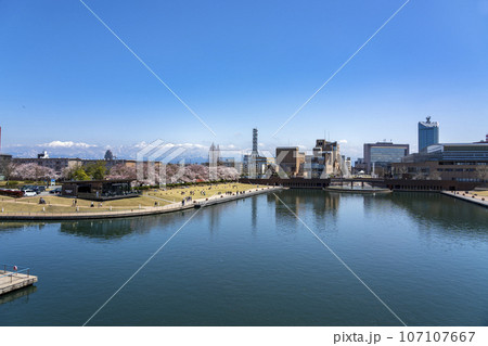 富山駅近くのおしゃれな公園・富岩運河環水公園でお花見 107107667