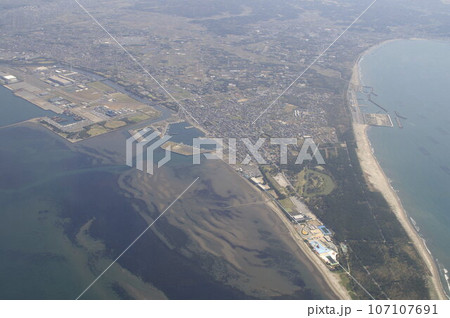 空から見た千葉県　富津海岸　富津公園　ジャンボプールを見下ろす 107107691