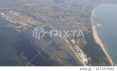 空から見た千葉県　富津海岸　富津公園　ジャンボプールを見下ろす 107107692