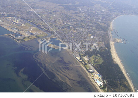 空から見た千葉県　富津海岸　富津公園　ジャンボプールを見下ろす 107107693