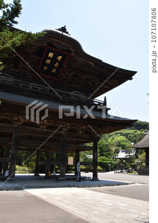 鎌倉　初夏の建長寺 107107806