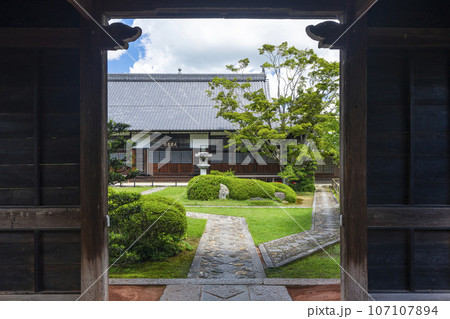 源光庵 山門から本堂を望む(京都市北区鷹峯) 源光庵 山門から本堂を望む(京都市北区鷹峯) 107107894