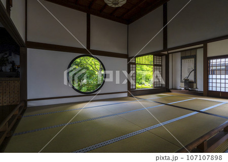 京都・源光庵　「悟りの窓」と「迷いの窓」　新緑の季節 107107898