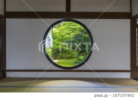 京都・源光庵　悟りの窓　新緑の季節 107107902
