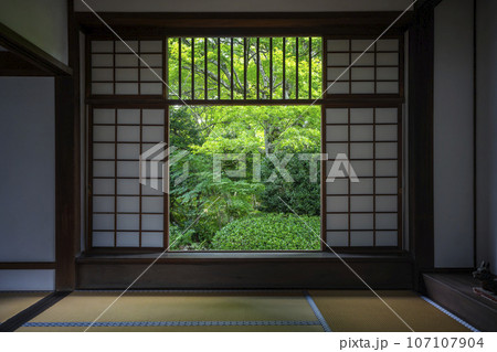 京都・源光庵　迷いの窓　新緑の季節 107107904