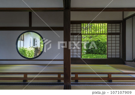 京都・源光庵　「悟りの窓」と「迷いの窓」　新緑の季節 107107909