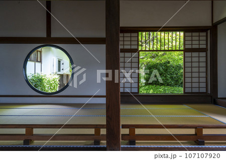 京都・源光庵 「悟りの窓」と「迷いの窓」 新緑の季節 京都・源光庵 「悟りの窓」と「迷いの窓」 新緑の季節 107107920