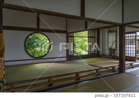 京都・源光庵　「悟りの窓」と「迷いの窓」　新緑の季節 107107921