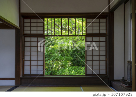 京都・源光庵　迷いの窓　新緑の季節 107107925