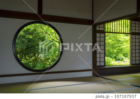 京都・源光庵 「悟りの窓」と「迷いの窓」 新緑の季節 京都・源光庵 「悟りの窓」と「迷いの窓」 新緑の季節 107107937