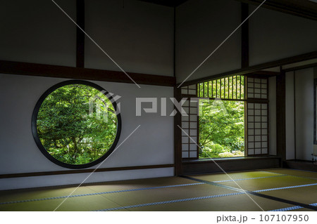 京都・源光庵 「悟りの窓」と「迷いの窓」 新緑の季節 京都・源光庵 「悟りの窓」と「迷いの窓」 新緑の季節 107107950