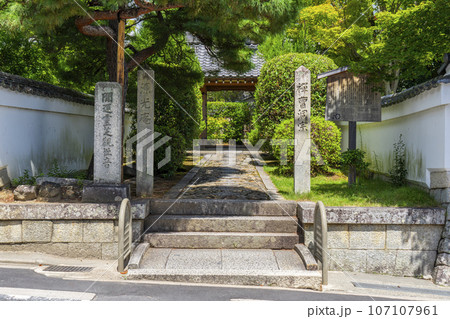源光庵 境内入口の参道(京都市北区鷹峯) 源光庵 境内入口の参道(京都市北区鷹峯) 107107961