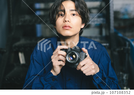 カメラを構える男性 107108352