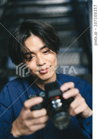 カメラを構える男性 107108357