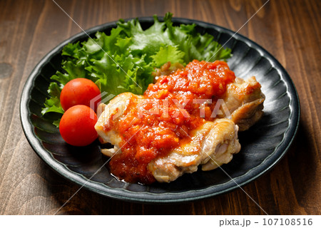 チキンソテーのトマトソースがけ 107108516
