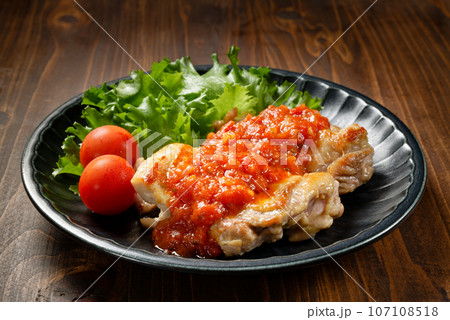 チキンソテーのトマトソースがけ チキンソテーのトマトソースがけ 107108518