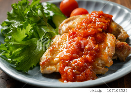 チキンソテーのトマトソースがけ 107108523