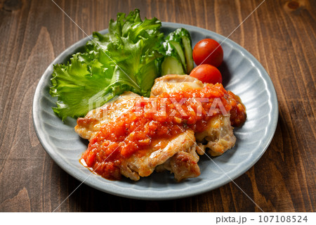 チキンソテーのトマトソースがけ チキンソテーのトマトソースがけ 107108524
