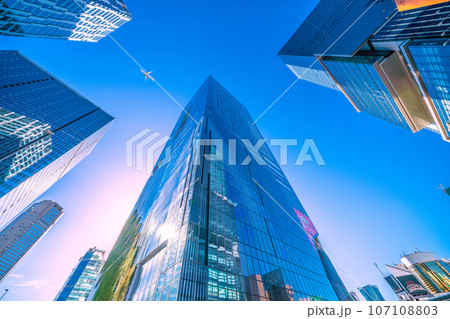 日本の東京都市景観 明日へ…航空機、渋谷駅に繋がるビル群・100年に一度の再開発…渋谷6棟…タワマン 107108803
