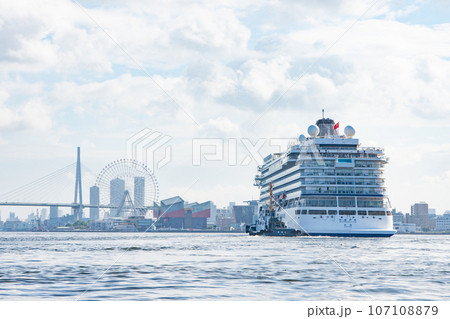 大阪港に入港する客船 107108879