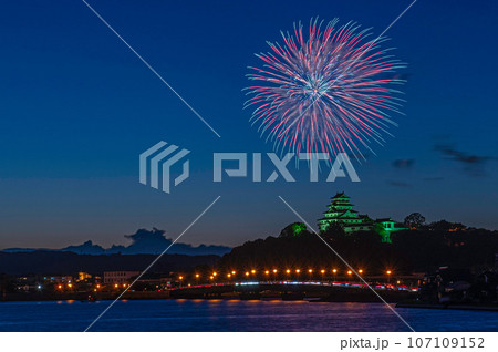 ライトアップされた唐津城と九州花火大会 107109152