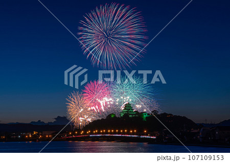 ライトアップされた唐津城と九州花火大会 107109153