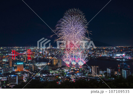 高塔山から望む「くきのうみ花火の祭典」 高塔山から望む「くきのうみ花火の祭典」 107109535