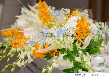 パーティー会場を飾る生花　暖色系 107110072