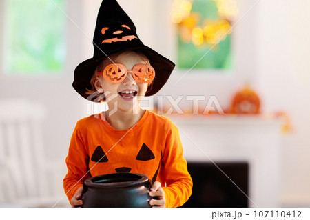Kids trick or treat. Halloween fun for children. 107110412