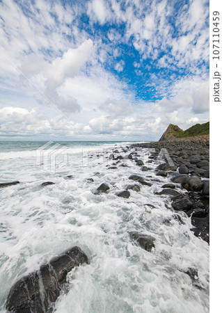 海岸の波のある風景 海岸の波のある風景 107110459