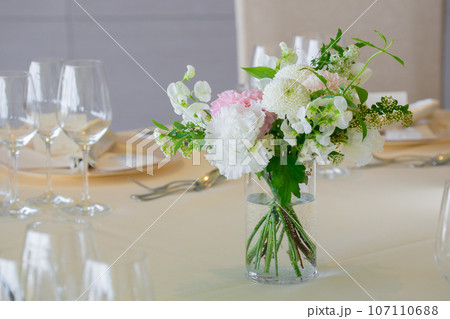 カードデザインに使える優しい色合いの背景 107110688