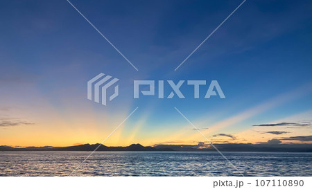有明海の朝焼け・薄明光線 107110890