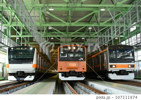 車両基地で並ぶ中央快速線の車両（E233系、201系、209系1000番台） 107111874