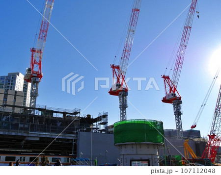 東京都中野区 中野駅前 中野駅付近の工事風景 大型クレーン 電車も写る 東京都中野区 中野駅前 中野駅付近の工事風景 大型クレーン 電車も写る 107112048