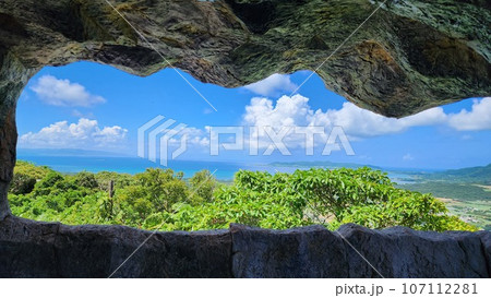 石垣島　眼下に広がるパノラマ 107112281