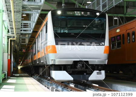 車両基地に停車する中央線のE233系(青梅特快 東京表示) 車両基地に停車する中央線のE233系(青梅特快 東京表示) 107112399