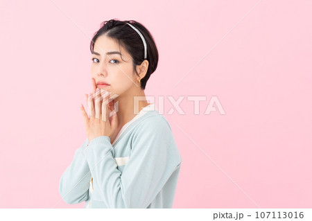 若い女性のビューティ 107113016